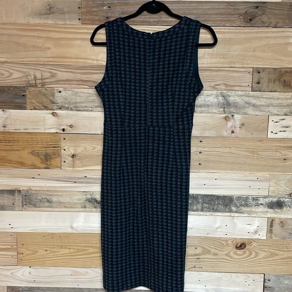 Banana Republic size 4 Black & Houndstooth Pattern Plunge Neckline Midi Dress - Picture 7 of 7